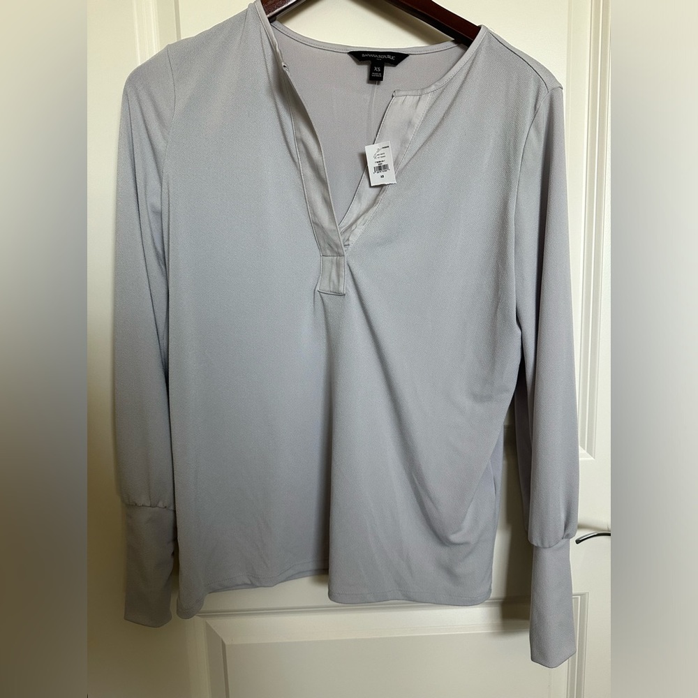 Banana Republic Mixed Media V-Neck Crepe Gray Top - Size XS